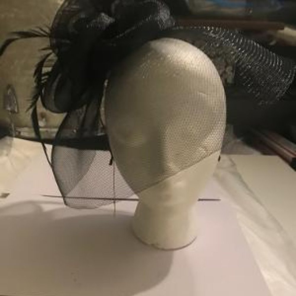 BLACK FASCINATOR